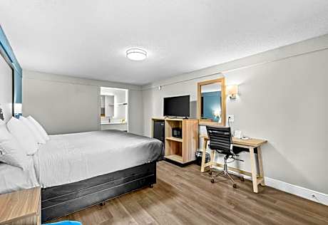 Deluxe King Room - Non-Smoking