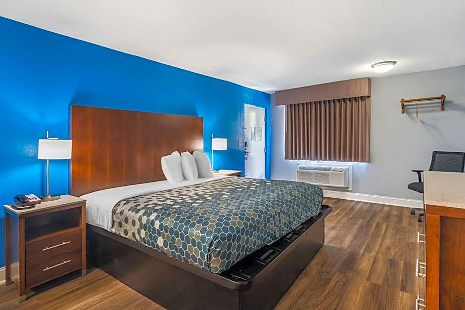 Econo Lodge Inn & Suites I-64 & Us 13