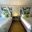 Newly renovated room in cozy hotel near Disney 2
