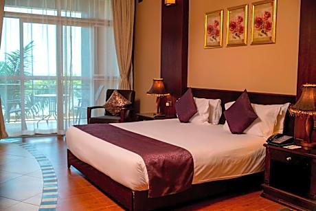 Guest room, 1 Queen, Lake Victoria view, Balcony