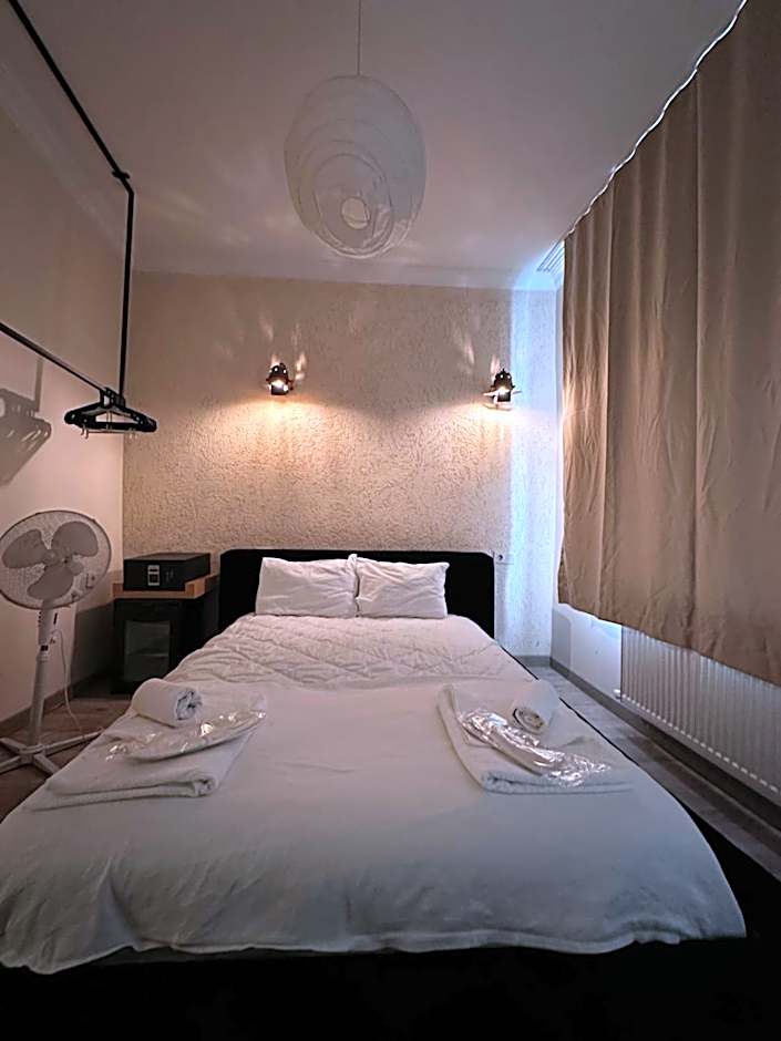 TAKSİM WHİTE SUİT – Istanbul, 