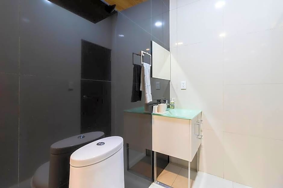 506 Great Location AC 1Bdrm 1bath apt Rooftop