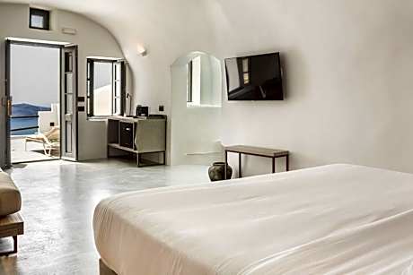 Grand Cave Suite with Indoor Hot Tub, Caldera and Sea View