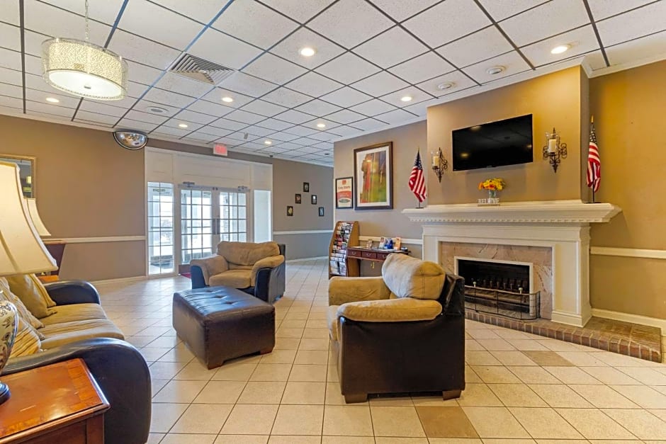 Econo Lodge Near Fort Stewart, Bar, Restaurant, Laundry Facility