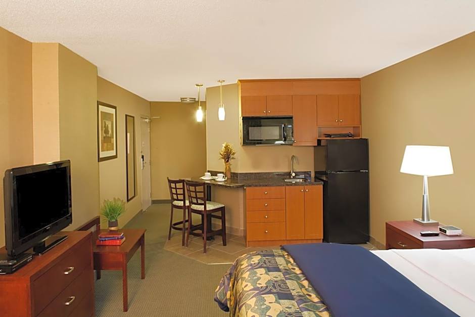 Travelodge by Wyndham Oshawa Whitby