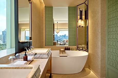 Deluxe Corner Room with King Bed 