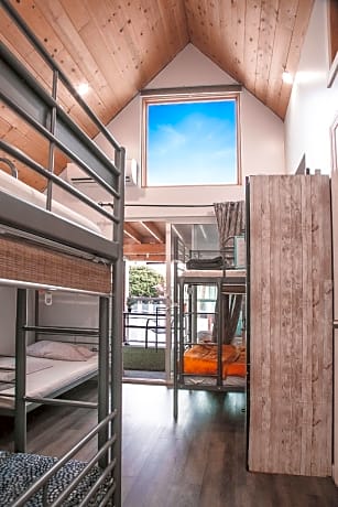 Bed in 6 Bed Female Room