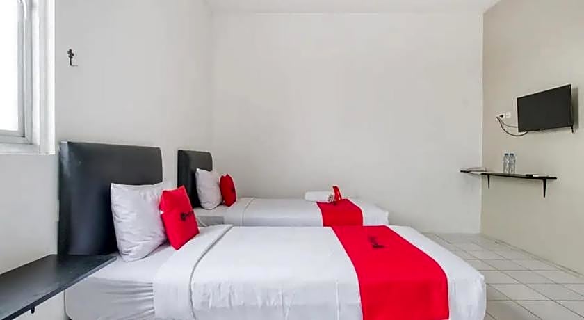 RedDoorz Plus near Galaxy Mall