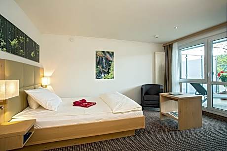 Single Room – Lake Side