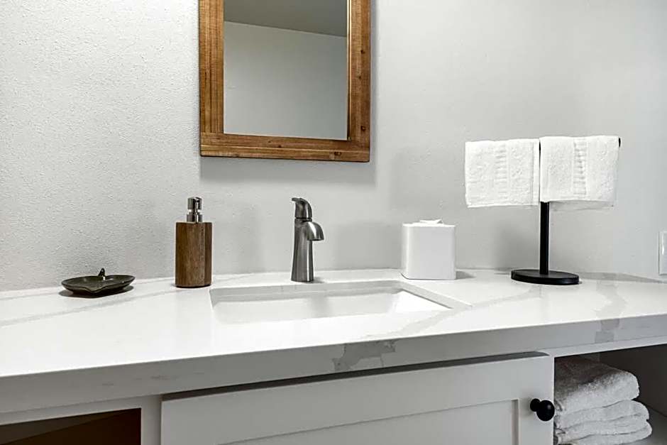 Camp Nelson Lodge Room 10