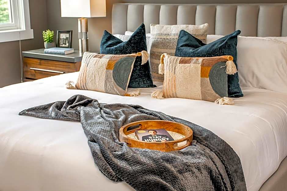 Amazing Luxe Home, AC, HUGE Yard, FirePit, Pet Friendly, Sleeps 10!