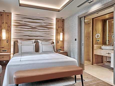 Swiss Deluxe King Room with Forest View