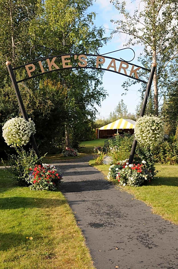 Pike's Waterfront Lodge