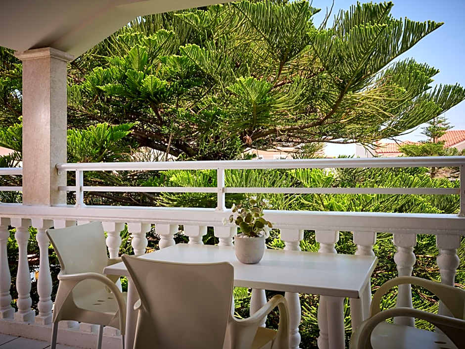 Alamis Hotel & Apartments