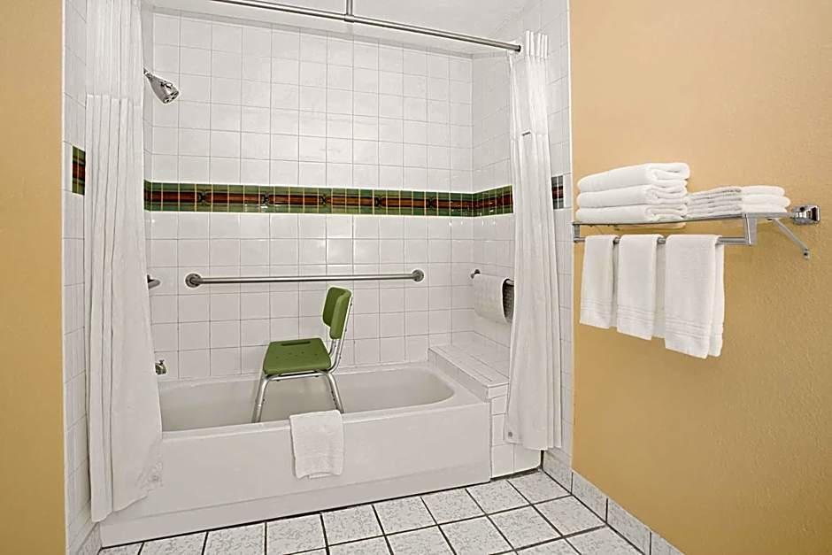 Days Inn & Suites by Wyndham Red Rock-Gallup