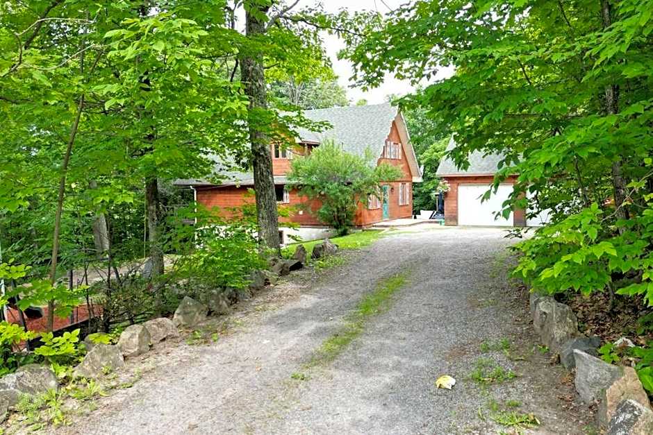 Chalet Mont Cascades w/ Spa & Fibre Optic Internet