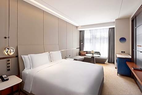 1 King One-Bedroom Suite