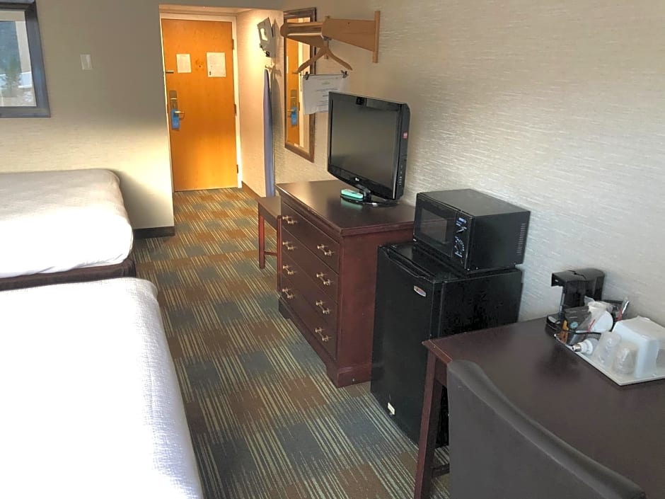 Zdjęcie 1 z 2 — Queen Room with Two Queen Beds - Accessible/Non Smoking