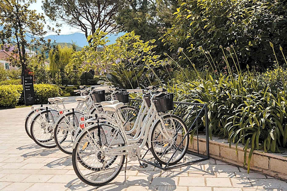 Lazure Hotel & Marina