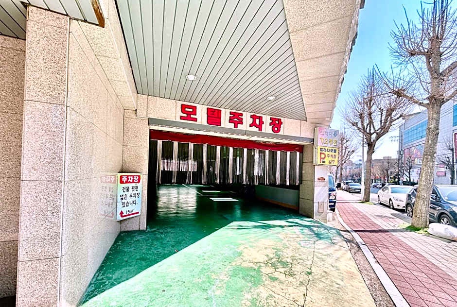 Prada motel