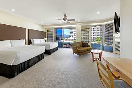 Junior Twin Suite, City Views, 2 double beds with double spa