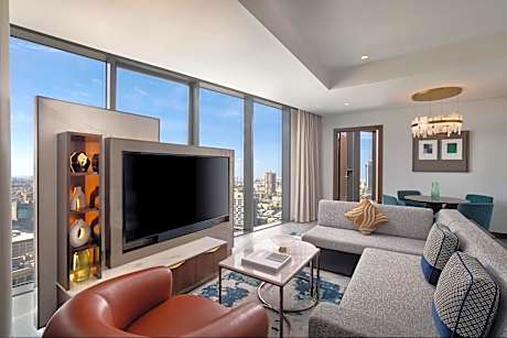 Corner One-Bedroom King Suite - Skyline View