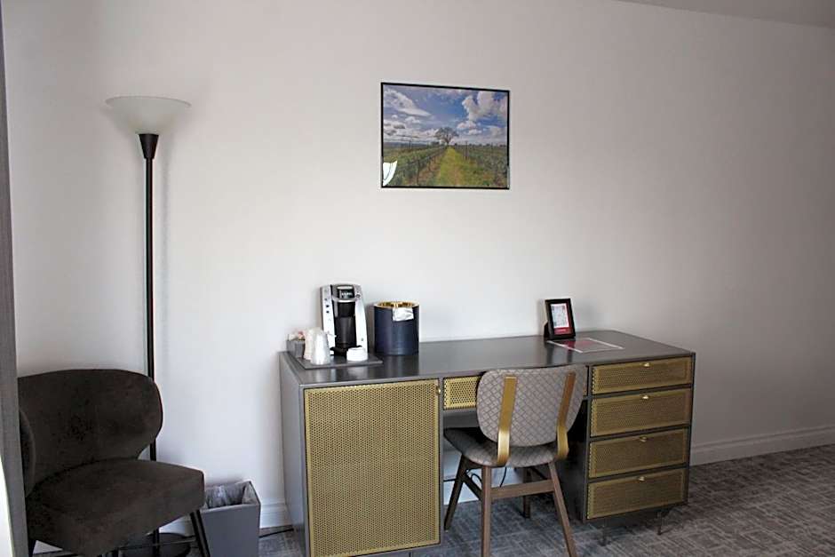 Vinland Hotel and Lounge