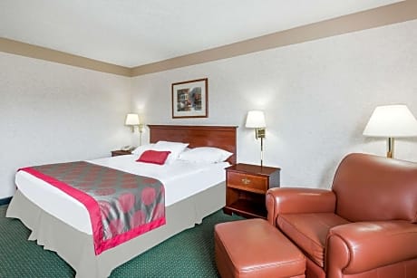 1 King Bed - Non-Smoking