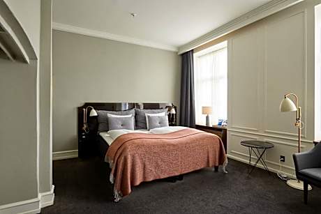 Large Deluxe Double Room