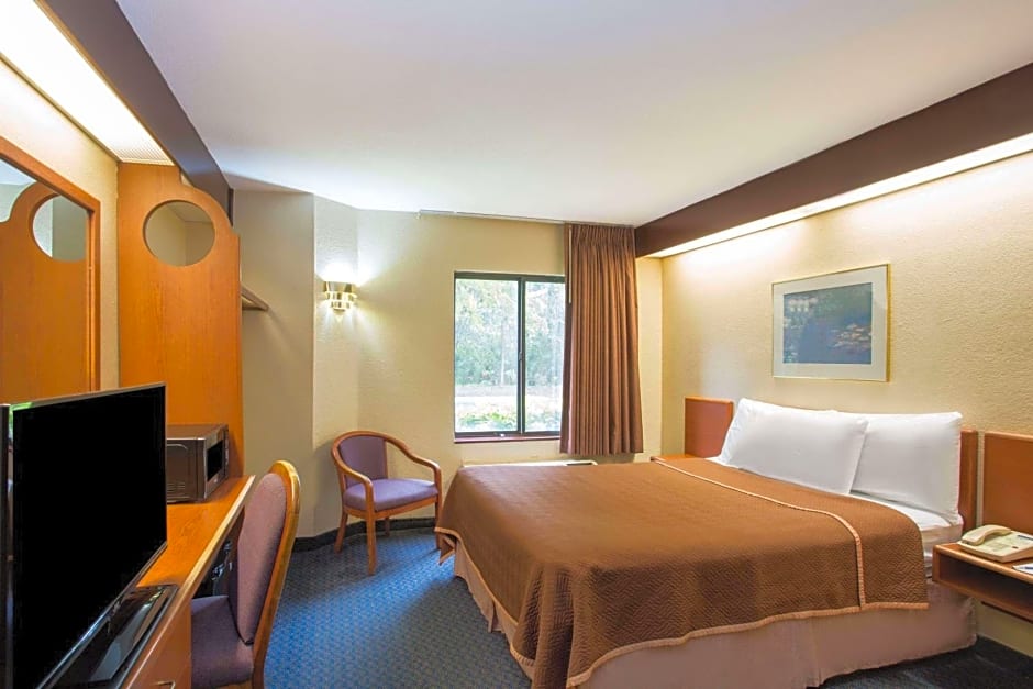 Travelodge by Wyndham Fort Myers Airport