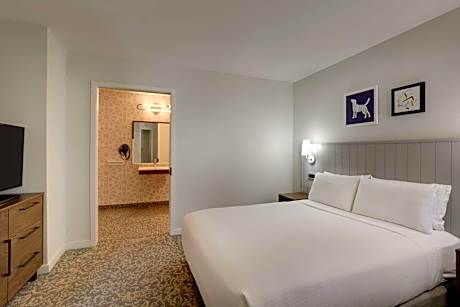 One-Bedroom Queen Suite with Roll-In Shower - Mobility Accessible