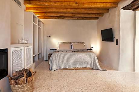 Ruga Suite with Mountain View & Fireplace