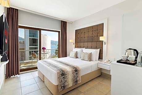 Deluxe Double Room with Side Sea View