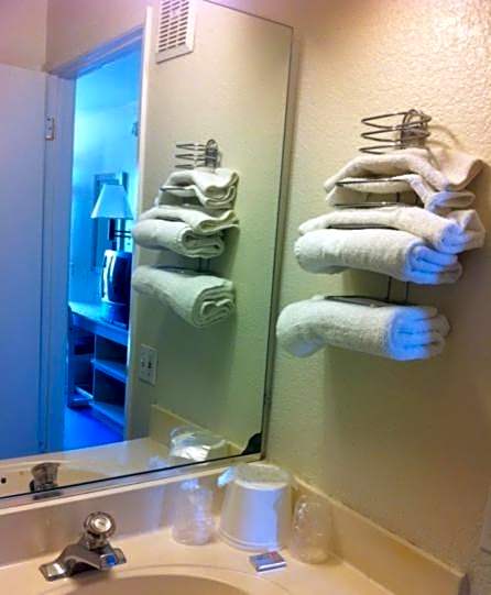 Hilltop Inn & Suites