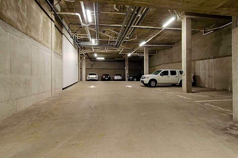 Paid Garage Parking- King Bed-balcony Wd 55" Tv