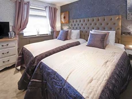 Twin Room with Private Bathroom