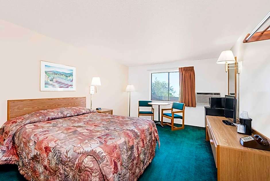 Super 8 by Wyndham Belle Fourche SD