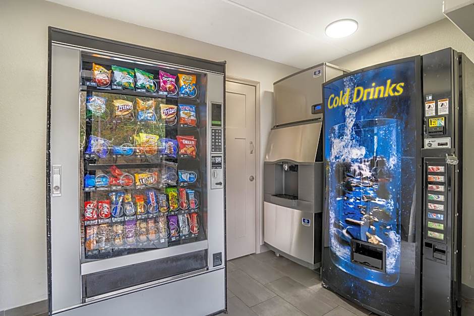 HomeTowne Studios by Red Roof Greenville