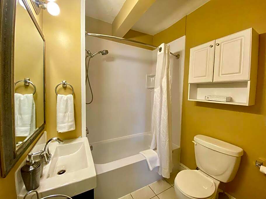 Large Townhouse, Lower Floor with AC, City Center