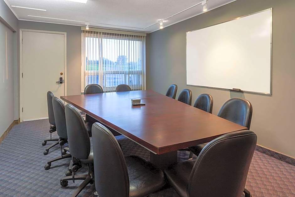 Travelodge by Wyndham Amherst