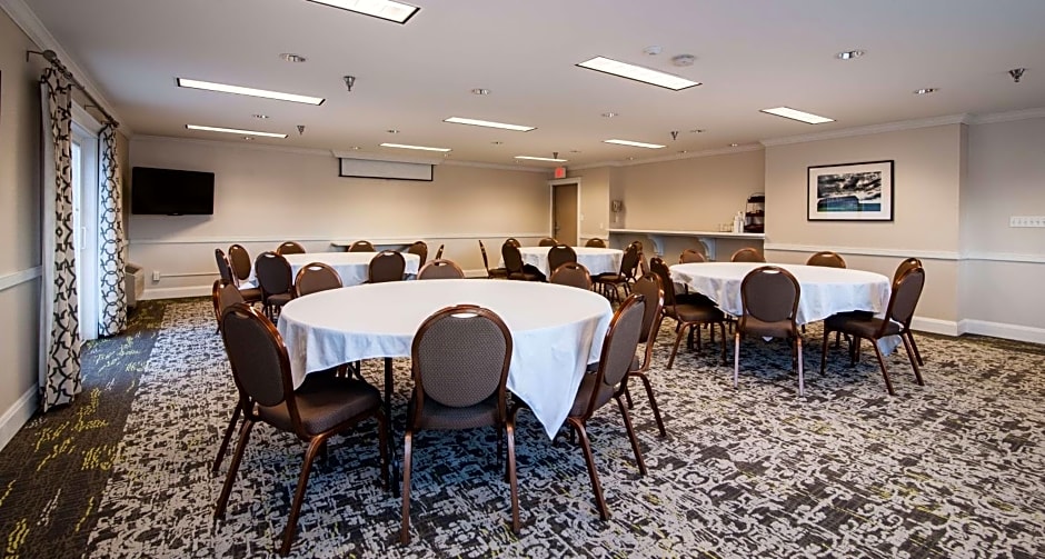 Best Western Plus University Park Inn & Suites