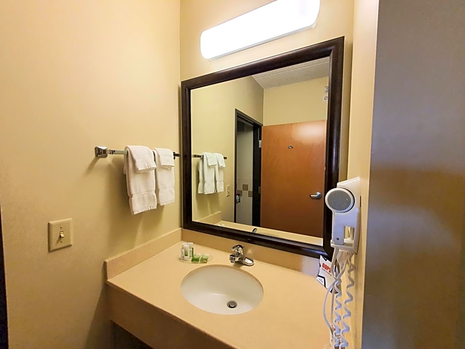 AmeriVu Inn and Suites - Waconia