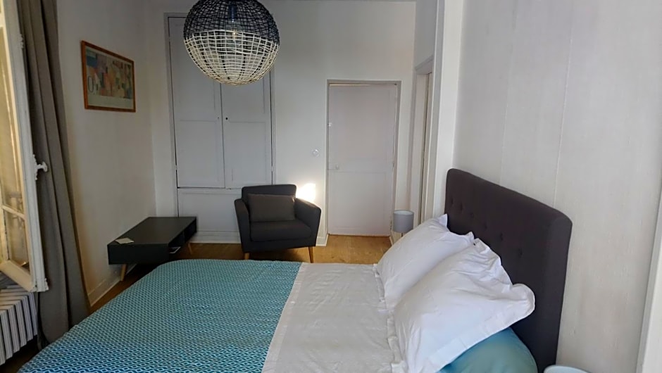 Centre ville, chambre indépendante 20m2 et sa salle de bain privée