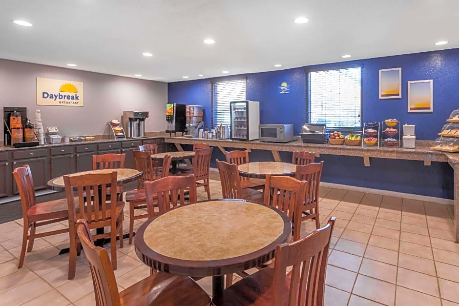 Days Inn by Wyndham College Park Airport Best Road