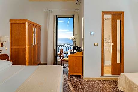 Triple Room with Sea View and Balcony