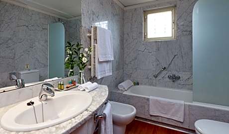 Quadruple Room (1 Double Bed and 2 Twin Beds)