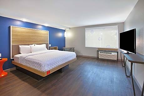 1 KING HEARING ACCESSIBLE ROOM W/RI SHOWER