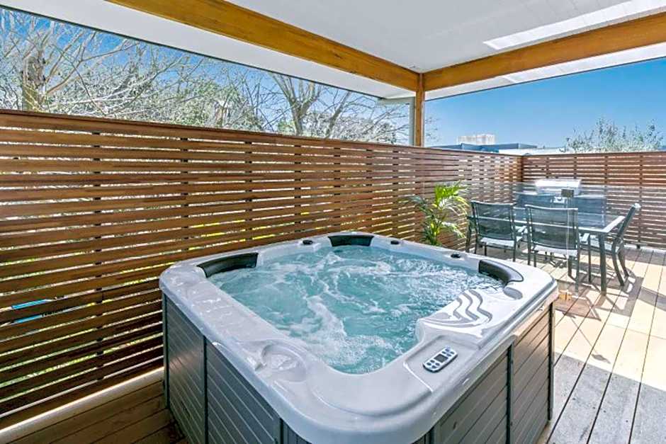 HALE KUPA Rye Beach House Spa Table Tennis