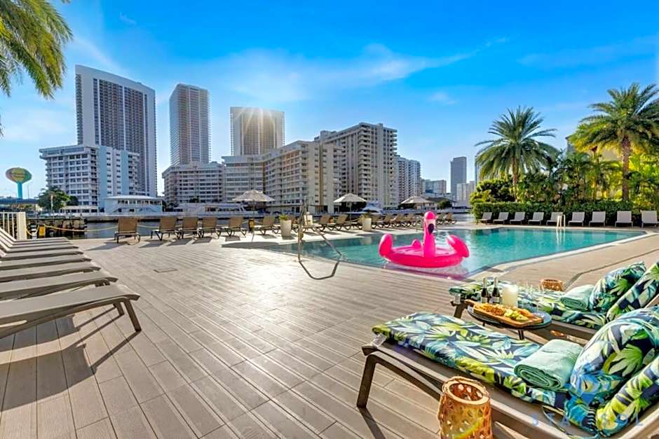 Spectacular View wBalcony Pool