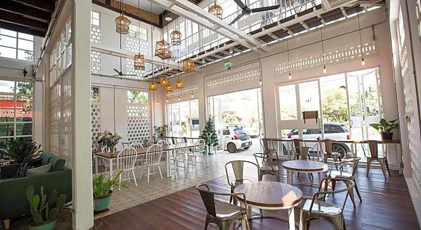 Memmoth Cafe & Hostel in Lampang